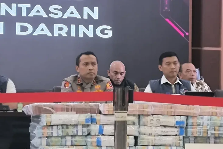 Buka Layanan Hotline,...