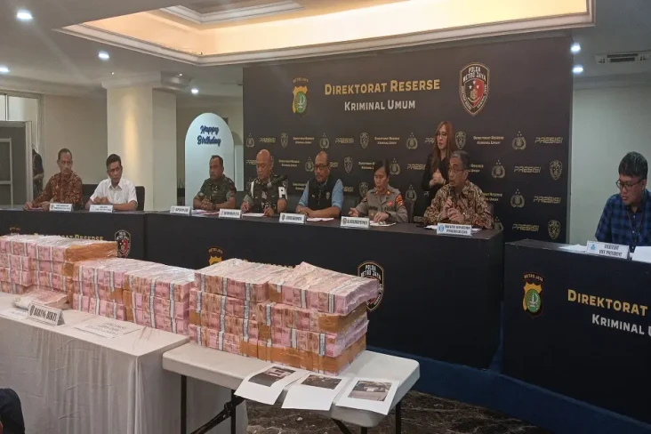 Pencetakan Uang Palsu...