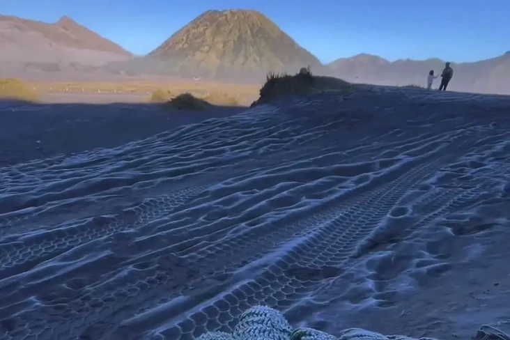 Fenomena Salju di Gunung...