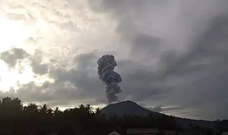 Gunung Ibu Kembali Erupsi...