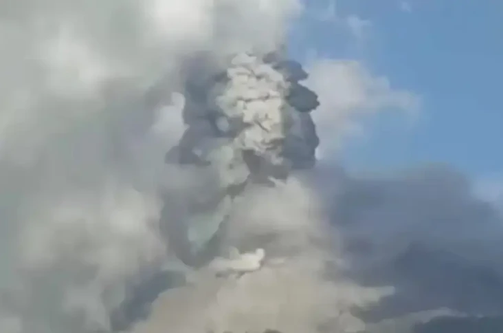 Gunung Lewotobi Laki-Laki...