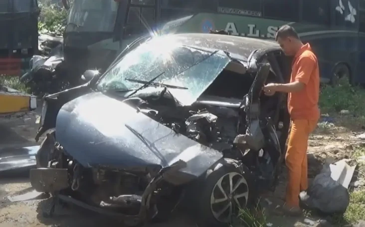 Brak! Agya Tabrak Pembatas...