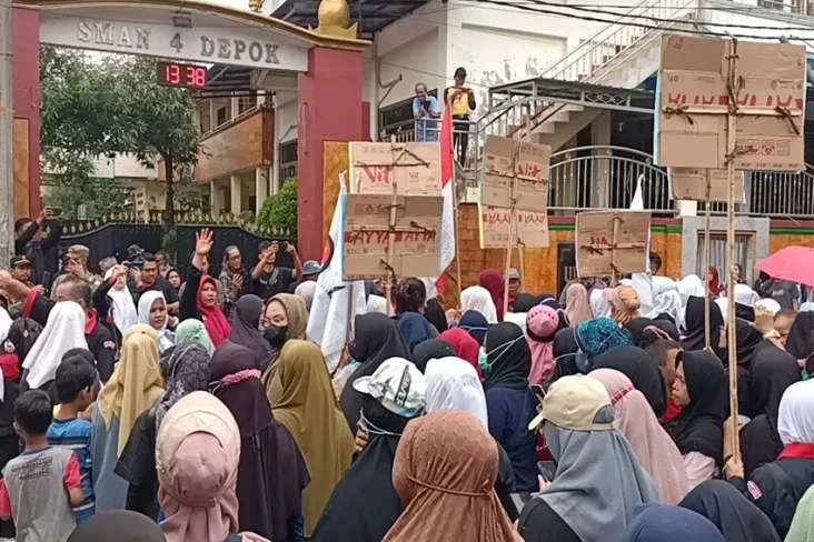 Emak-emak Demo di Depan...