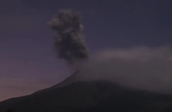 Gunung Lewotobi Laki-laki...