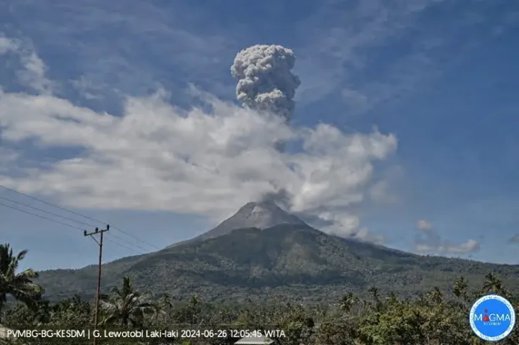 Penampakan Gunung Lewotobi...