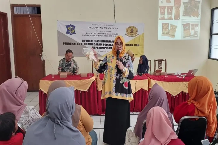 Tim Dosen FEB UWKS Beri...