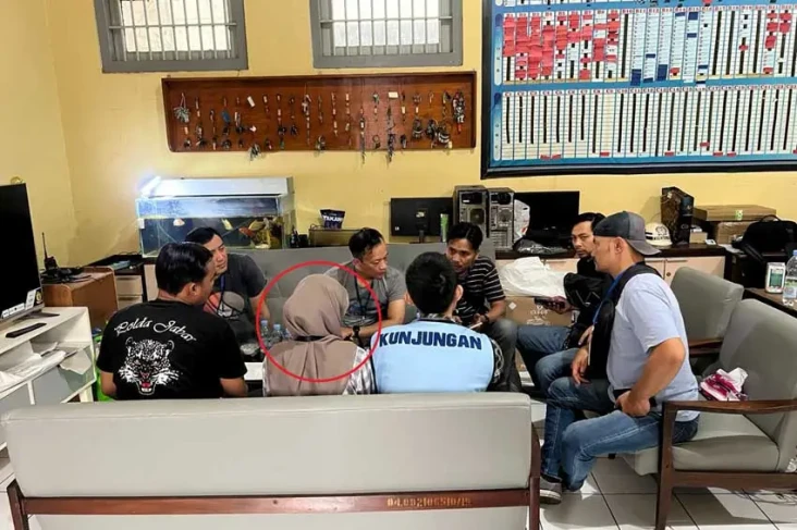 Aksi Wanita Sembunyikan...