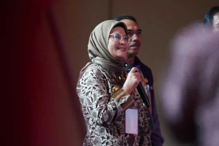 Bupati Nina Agustina...