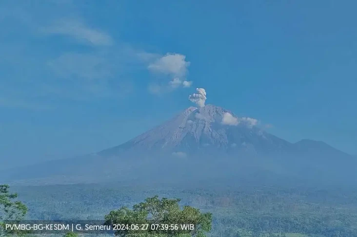 Gunung Semeru Erupsi...