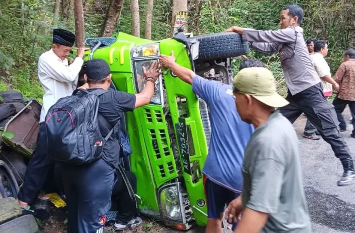 Minibus Terguling di...