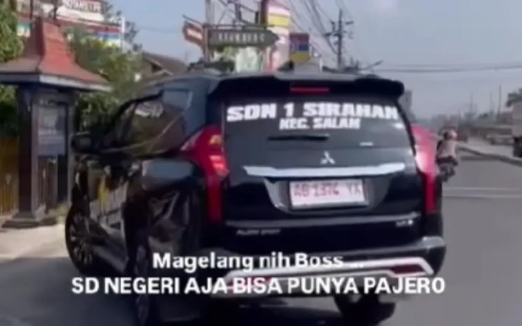 Mobil Pajero Sport Berstiker...