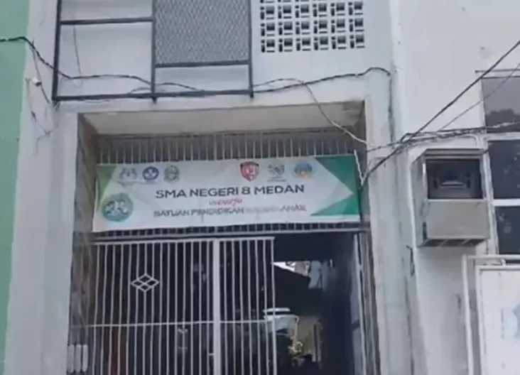 Polemik Siswi Tidak...