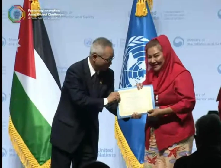 Terima Penghargaan dari...