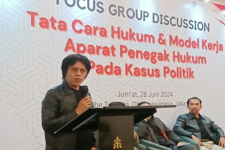 Adian PDIP: Hasto Diperlakukan...