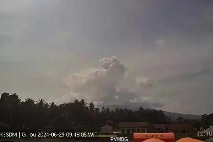 Gunung Ibu Meletus Semburkan...