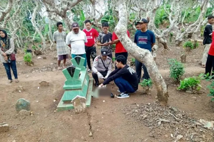 Mayat Bayi Dibuang di...