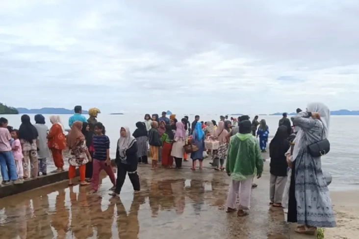 Speedboat Terbalik Dihantam...