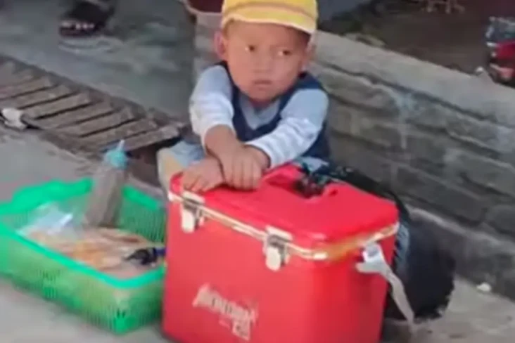Viral! Bocah Cilik Jualan...