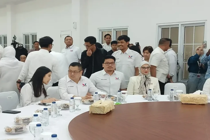 HT Hadiri Penyerahan...