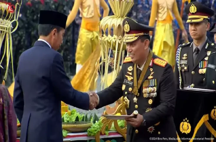 Momen Kapolri Terima...