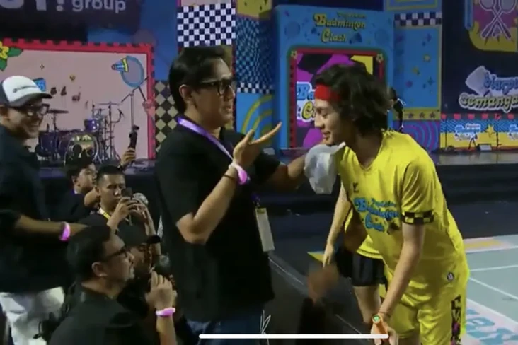 Kocaknya Duel Badminton...