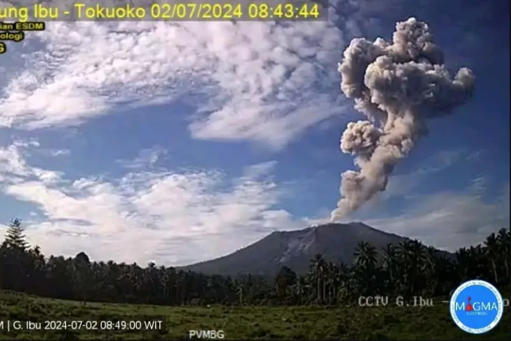 Gunung Ibu Erupsi Dua...