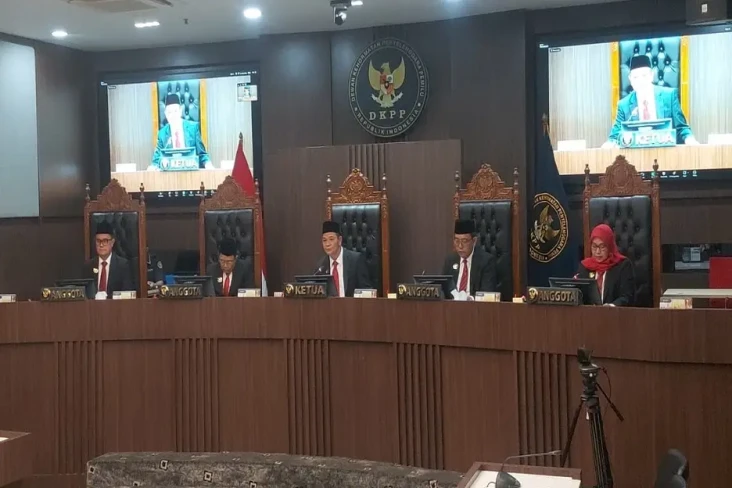 DKPP Pecat Ketua KPU...