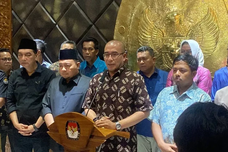 Dijatuhi Sanksi Pemberhentian...