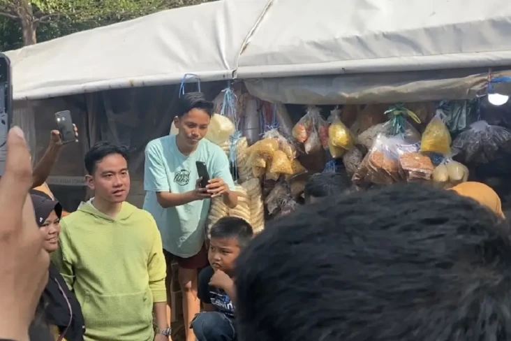Gibran Bagi-bagi Susu...