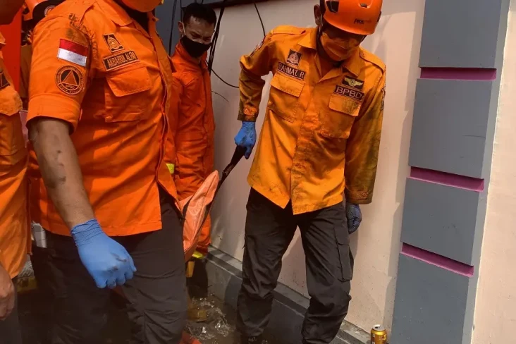 Kebakaran Gudang Perabotan...