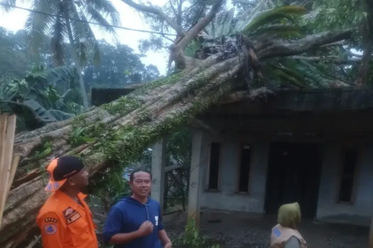 Hujan Deras Disertai...