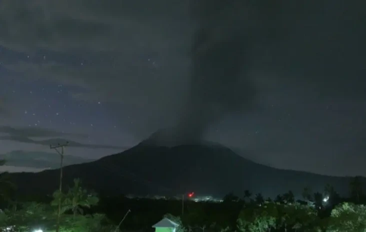 Gunung Lewotobi Laki-Laki...