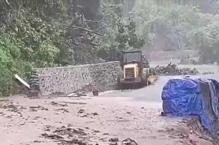Detik-Detik Tanah Longsor...