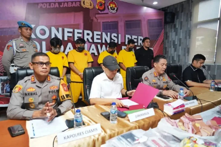 Terungkap! Profesi Anggota...
