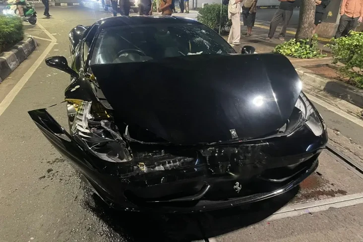 Ferrari Ringsek Tabrak...