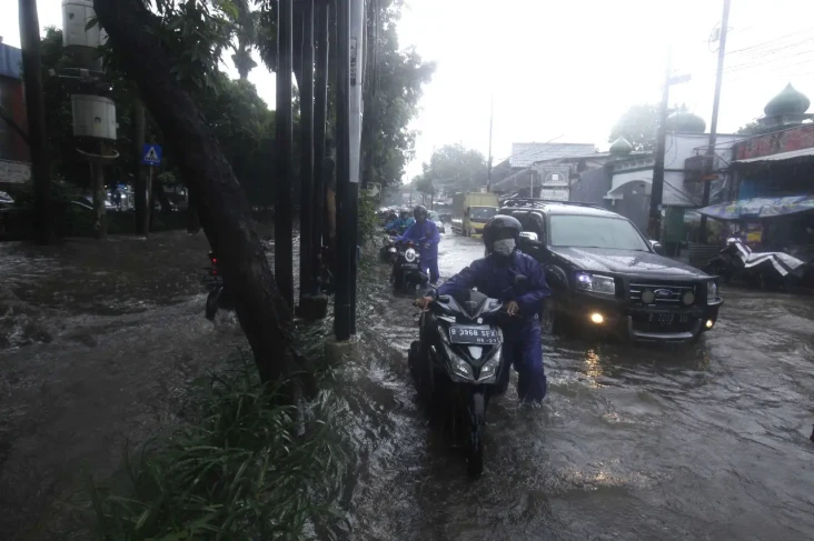 Jalan di Cilincing Tergenang...