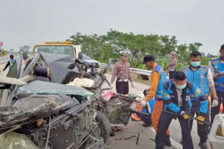 Toyota Innova Tabrak...