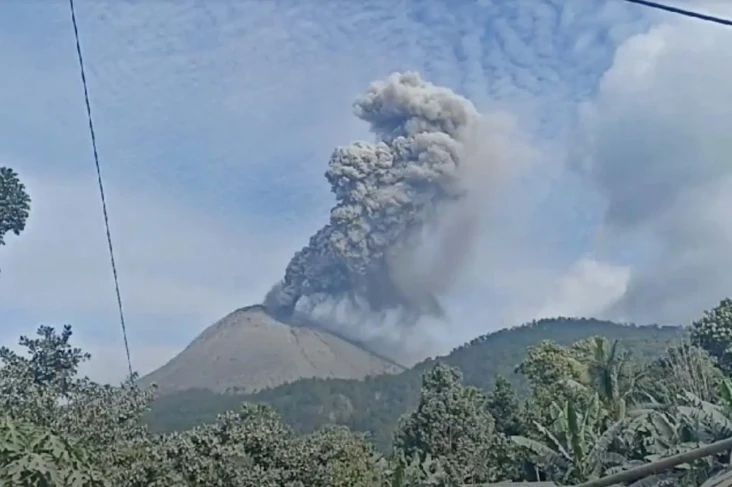 Gunung Lewotobi Erupsi...