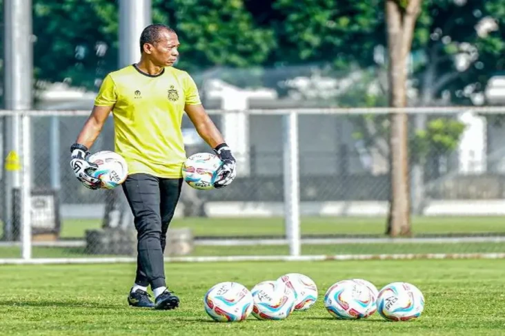 Jadi Pelatih Kiper Persija,...