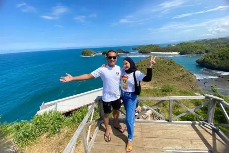 8 Pantai Terindah di...