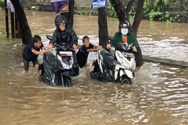 Nekat Terobos Banjir,...