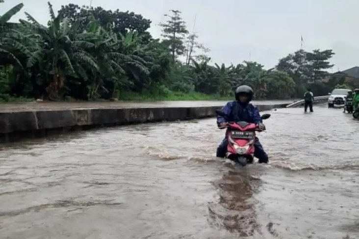 Banjir Rendam Sekitar...