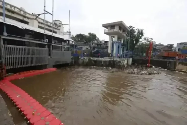 Tinggi Air di Pos Angke...