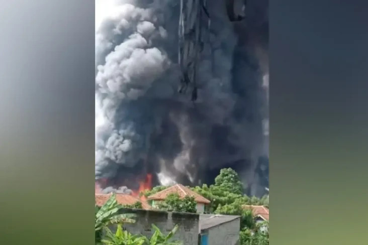 Pabrik di Kawasan Industri...