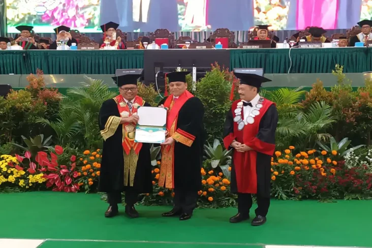 Anggota Tim Kuasa Hukum...