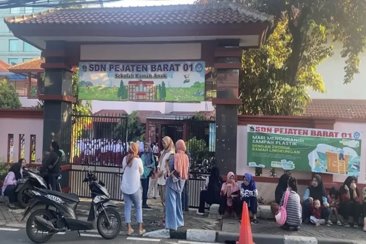 Hari Pertama Masuk Sekolah,...