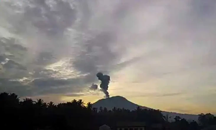 Gunung Ibu 3 Kali Erupsi...