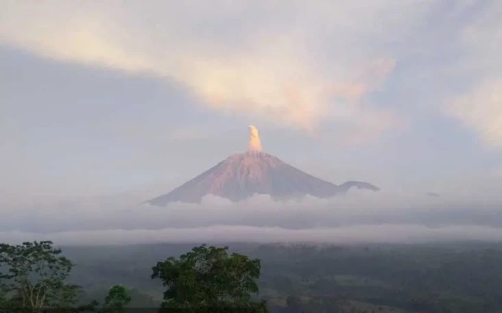 Gunung Semeru Erupsi...