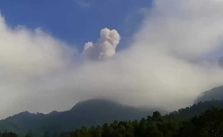 Gunung Merapi Luncurkan...