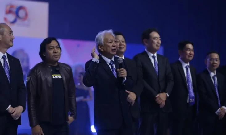 50 Tahun di Indonesia,...
